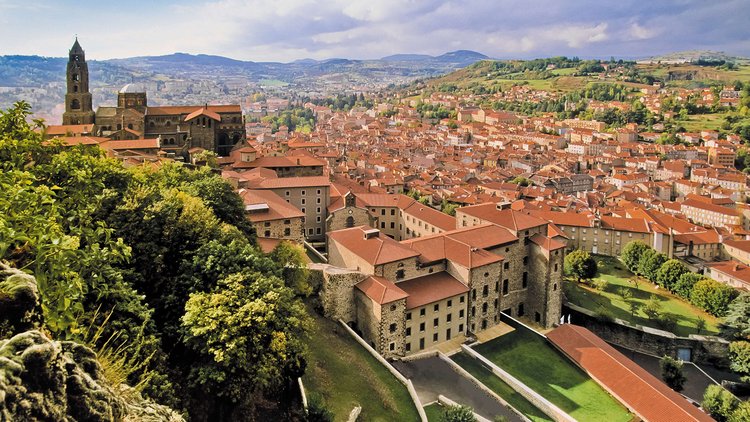 le-puy-en-velay-vue-de-la-ville-avec-la-cathedrale-photo-luc-olivier-web